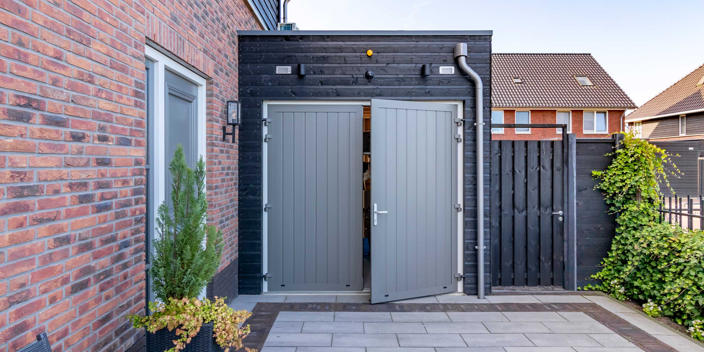 Moderne openslaande garagedeuren