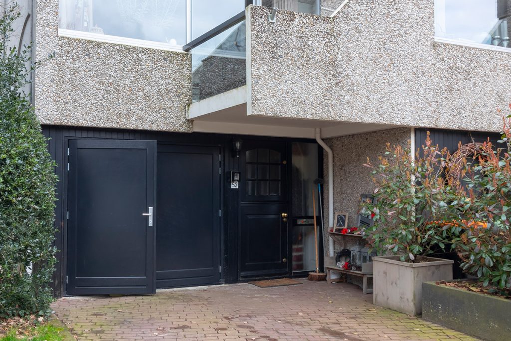 Zwarte houten openslaande garagedeuren