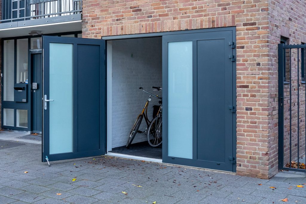 Openslaande garagedeuren met melkglas die beide open kunnen