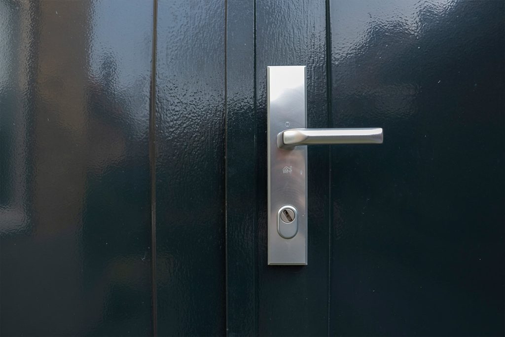 Veilige houten garagedeur Ambassa