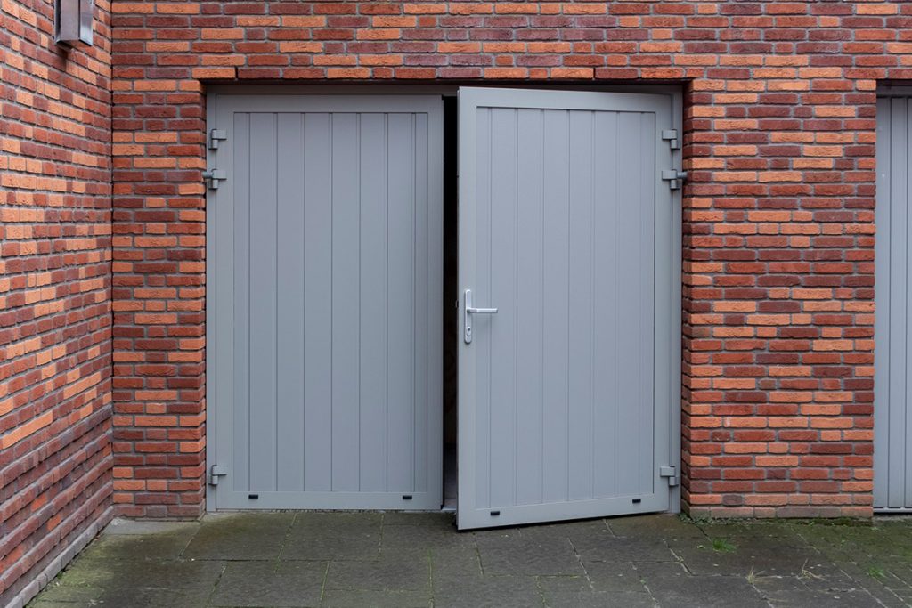 grijze scharnier, deur en kozijn 