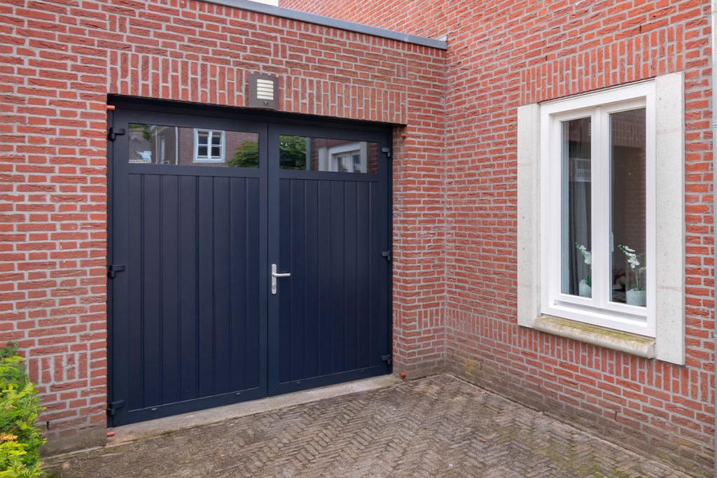 Openslaande garagedeur met glas
