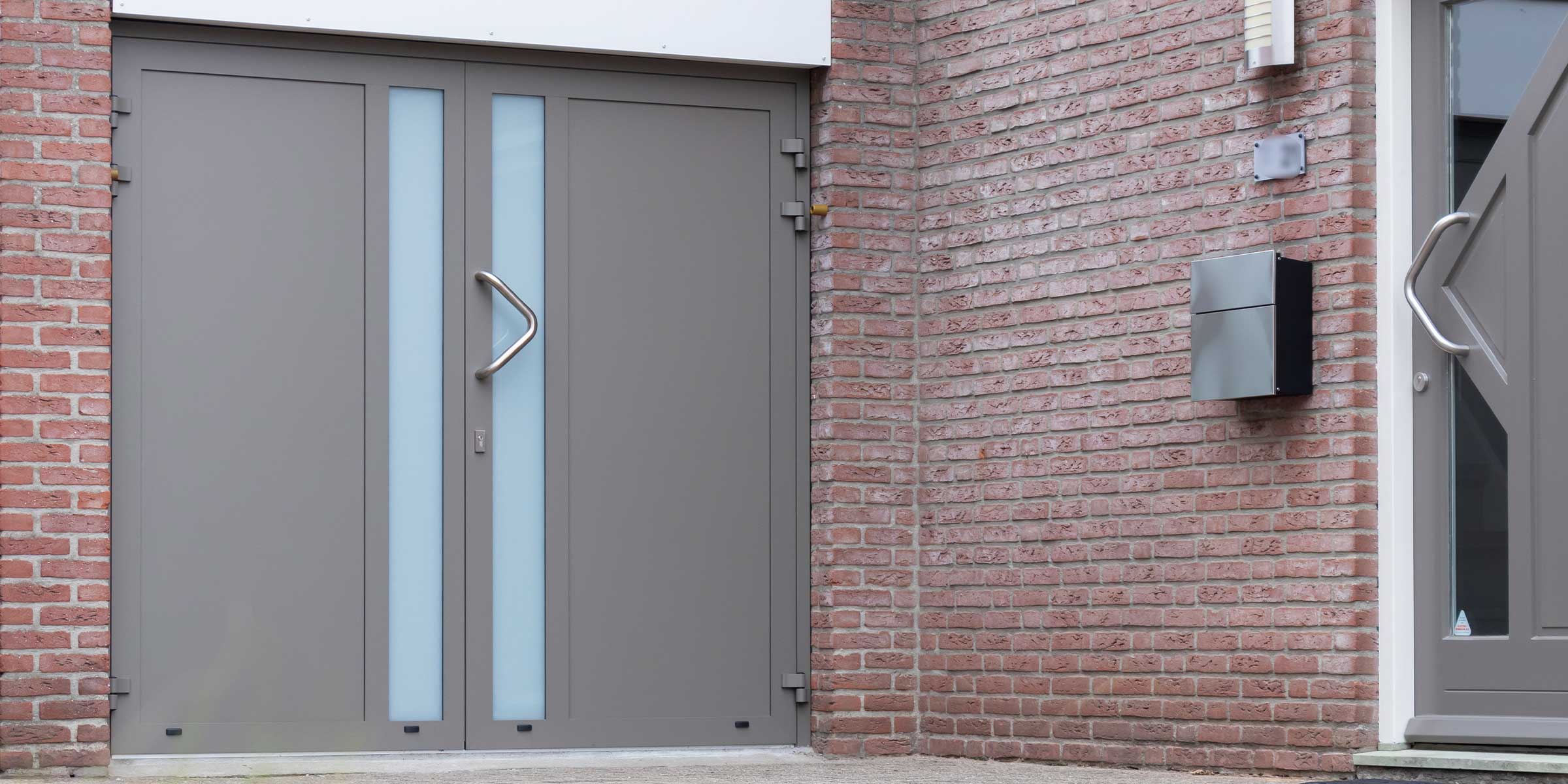 Openslaande garagedeur met glas