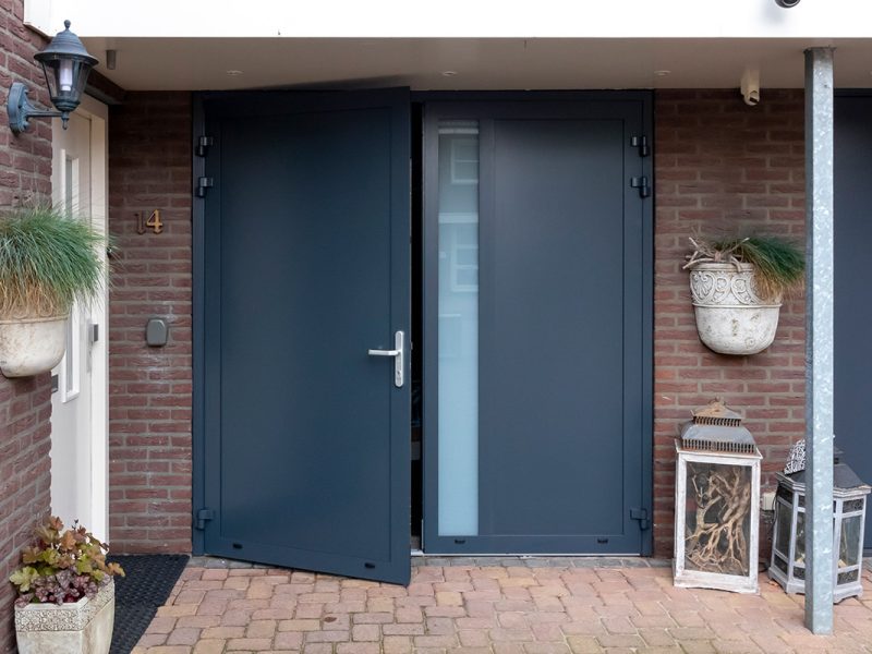 Openslaande garagedeur met glas