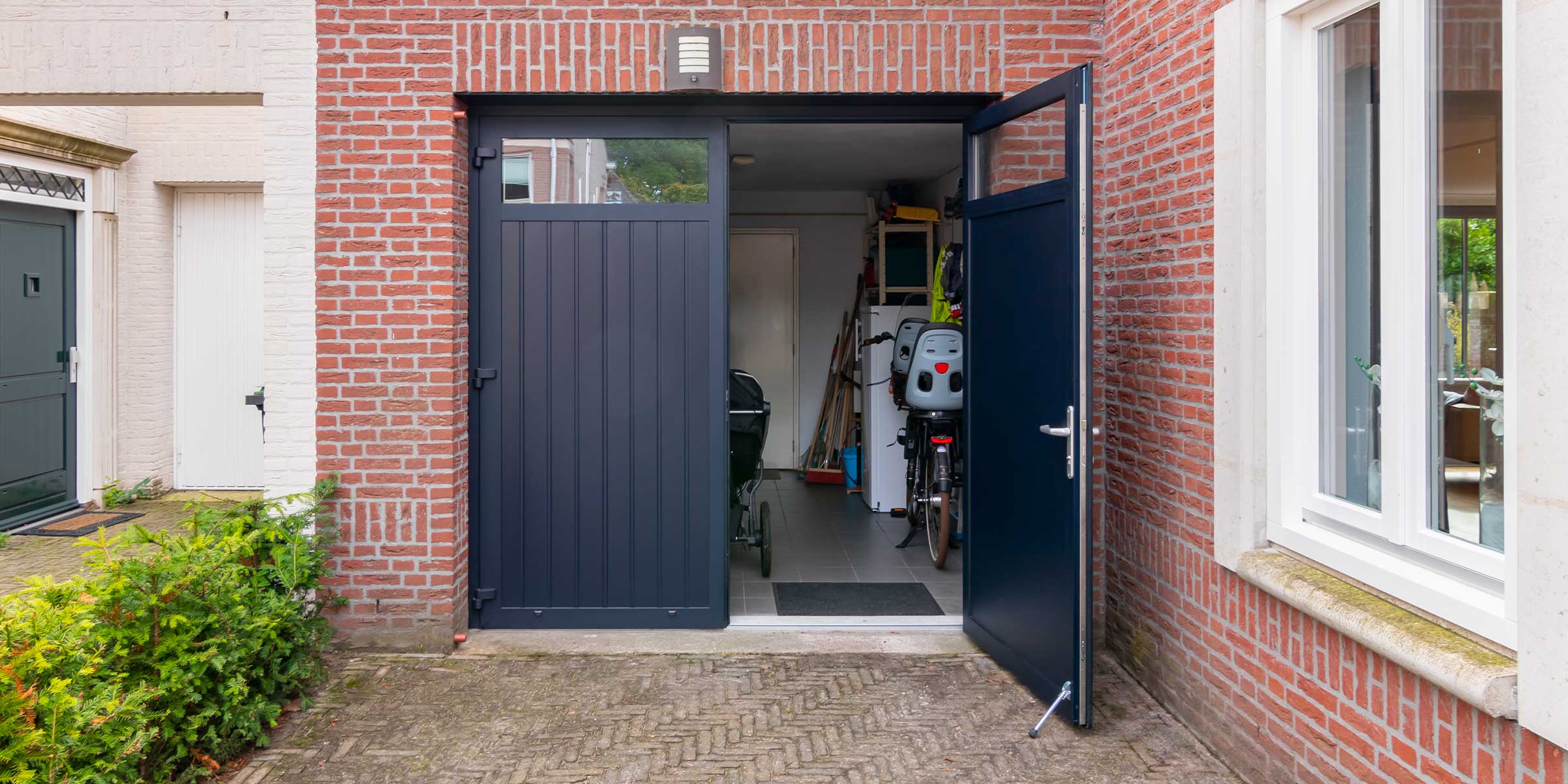 Openslaande garagedeur met glas