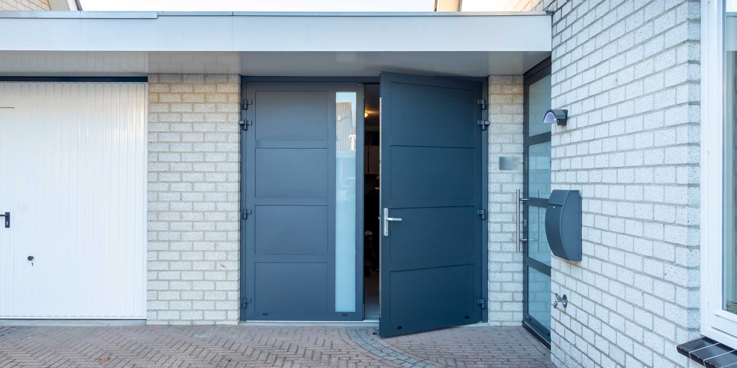Openslaande garagedeur met glas