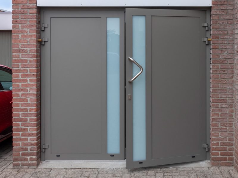 Openslaande garagedeur met glas