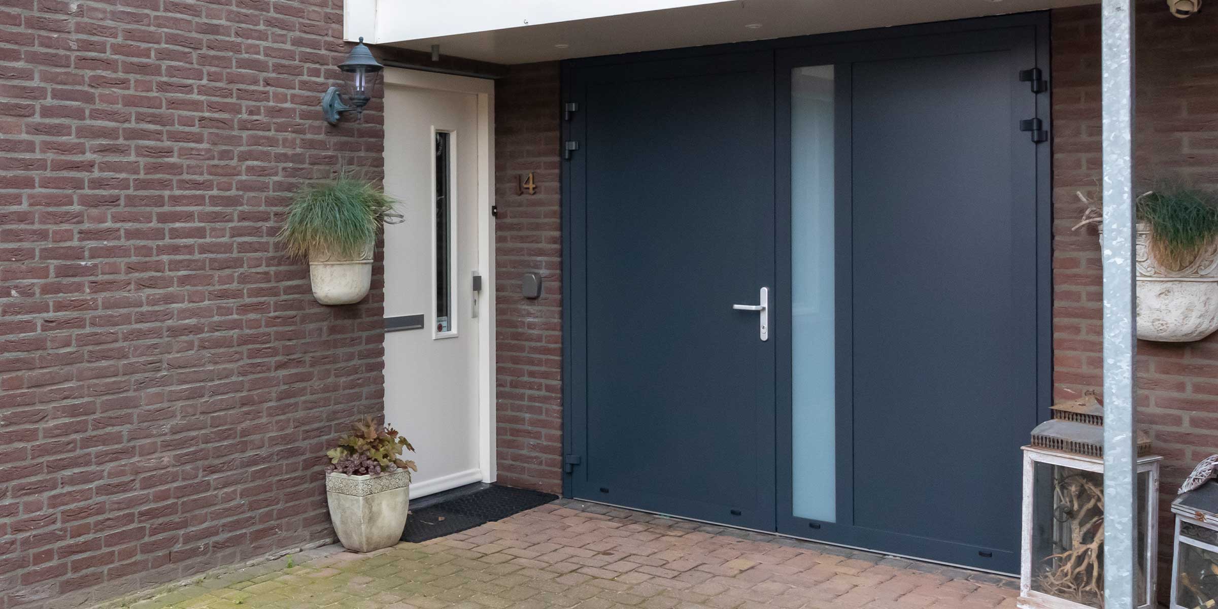 Openslaande garagedeur met glas