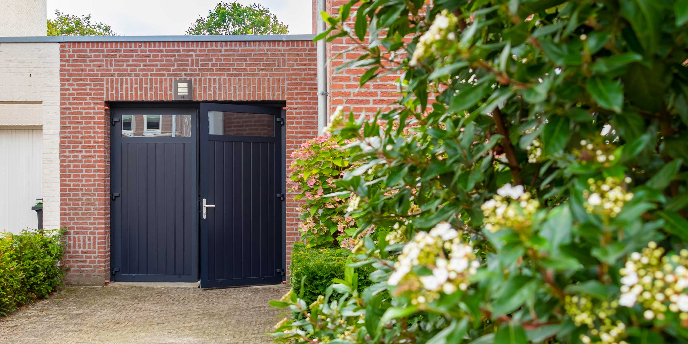 Openslaande garagedeur met glas
