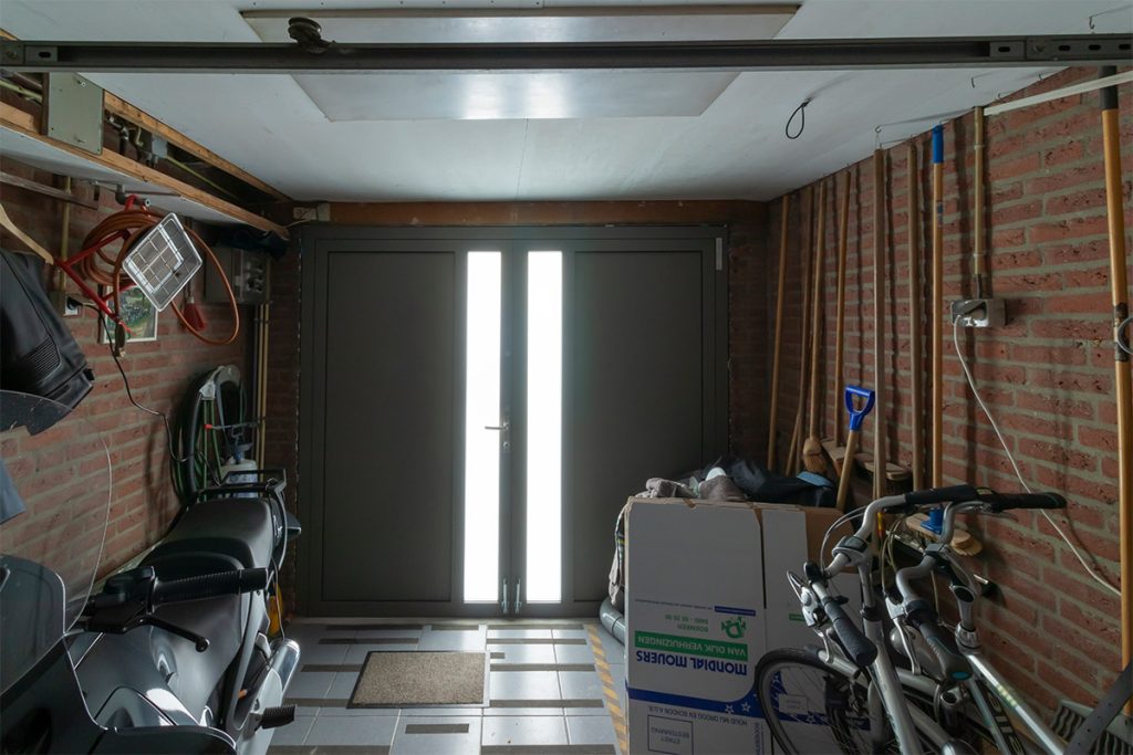 Openslaande garagedeur met glas