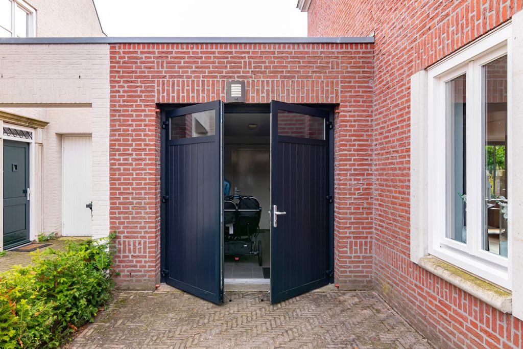 Openslaande garagedeur met glas