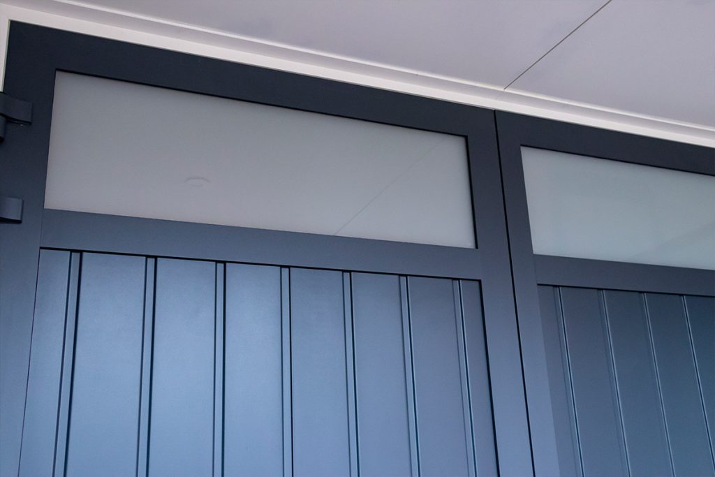 Openslaande garagedeur met glas bovenin