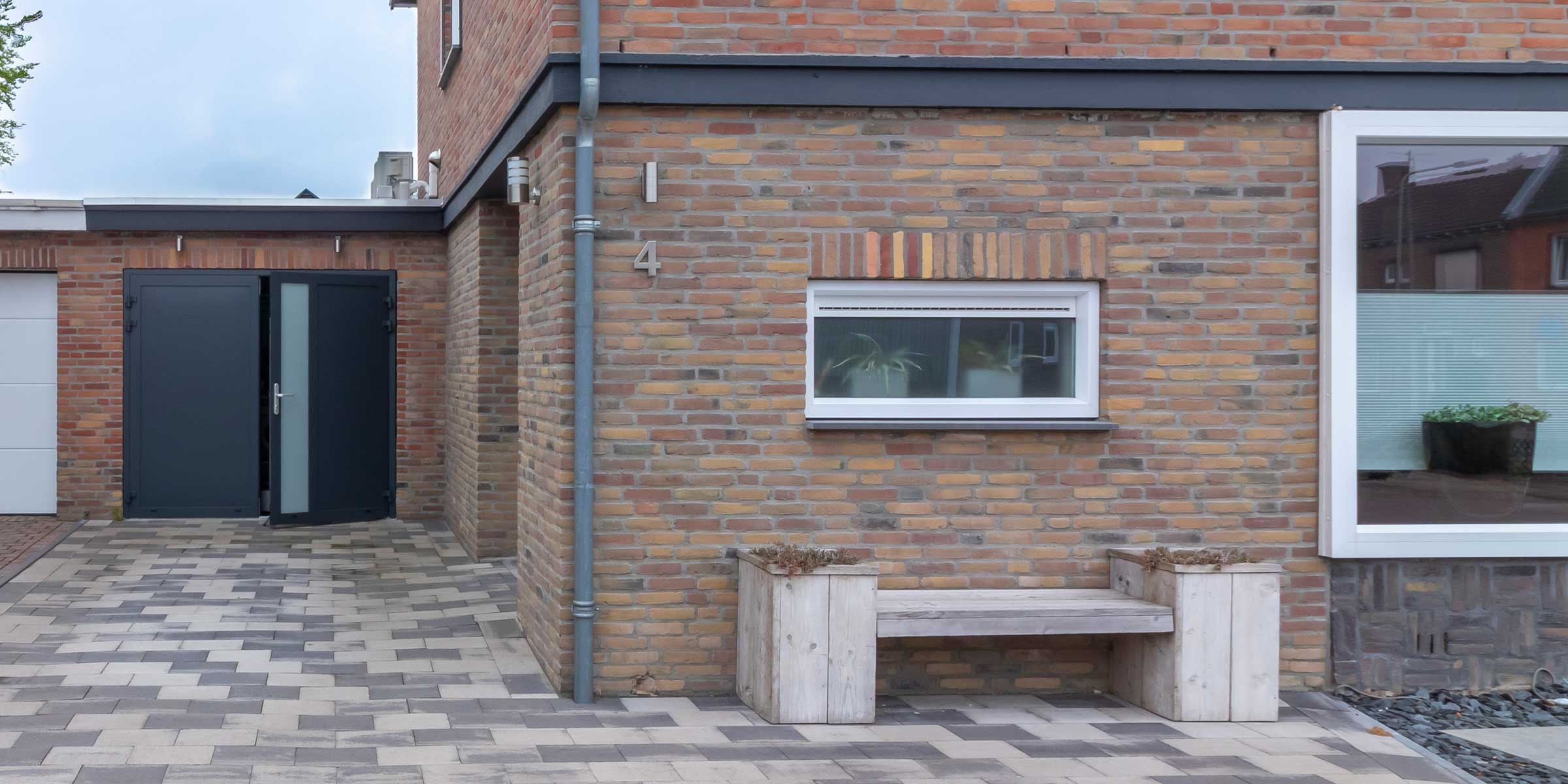 Openslaande garagedeur met verticaal glas