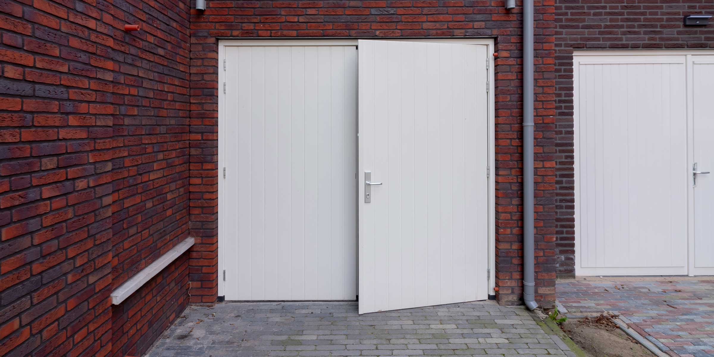 Openslaande garagedeur van hout