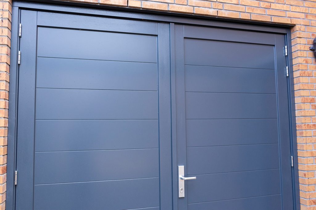 Openslaande garagedeur van hout