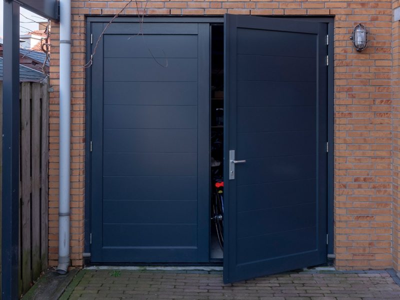 Openslaande garagedeur van hout