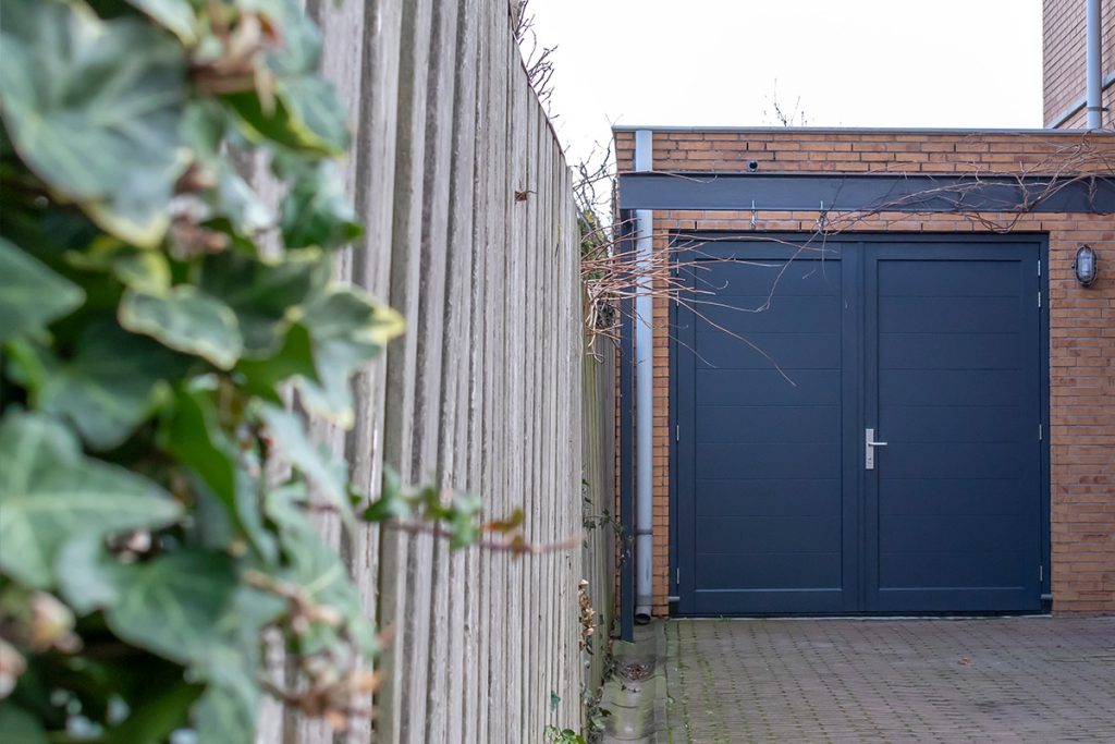 Openslaande garagedeur van hout
