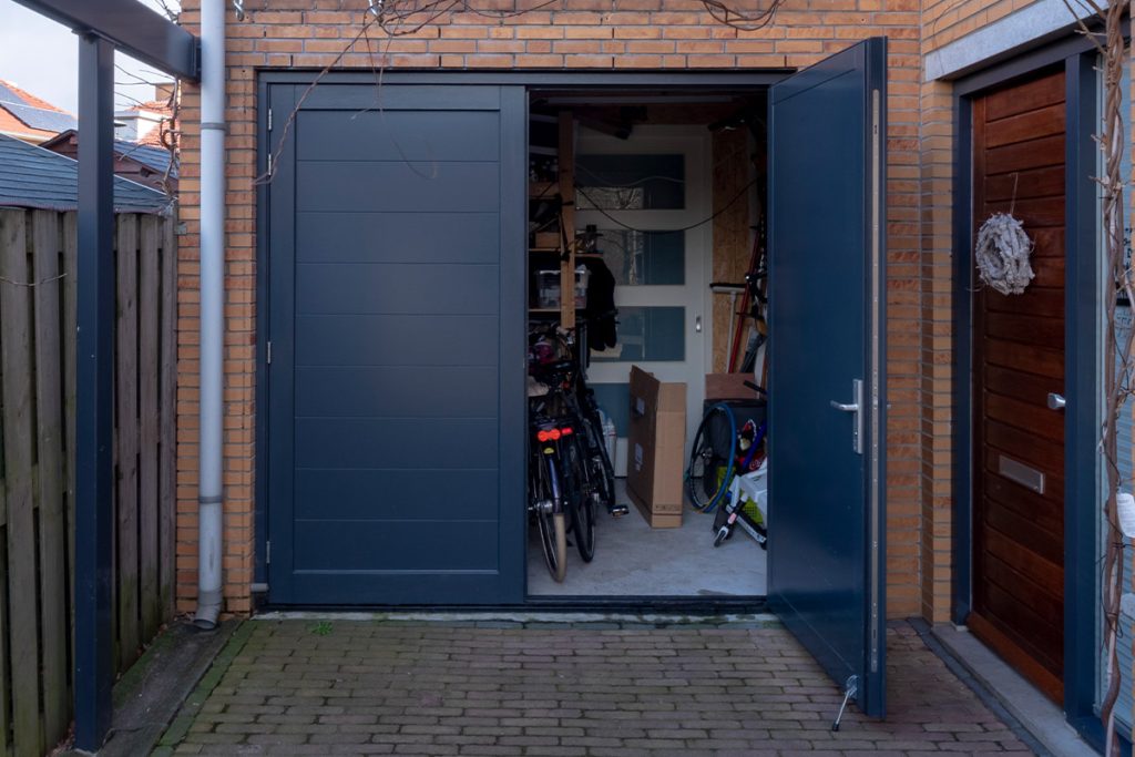Openslaande garagedeur van hout
