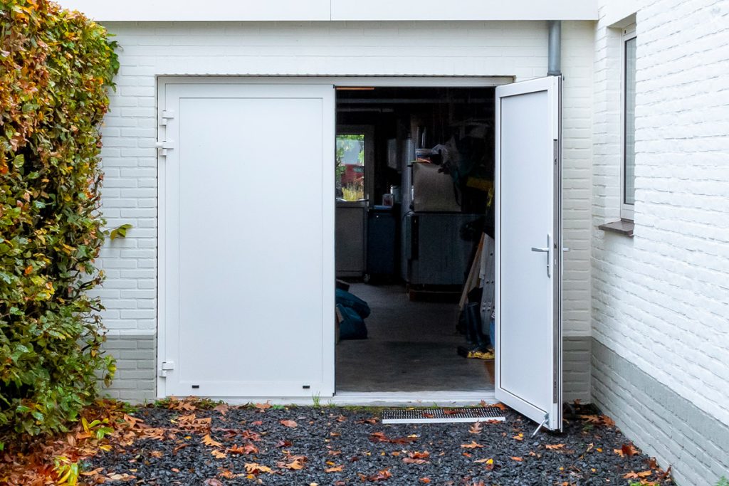 Openslaande garagedeur kleur wit