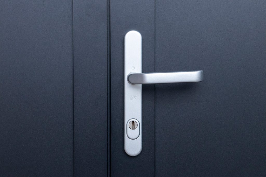 Openslaande garagedeur zwart