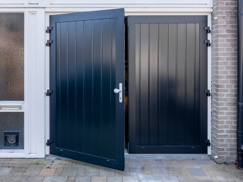 Openslaande garagedeur zwartblauw