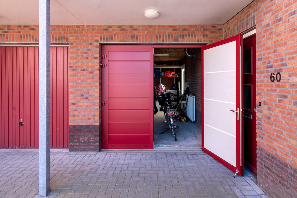 Rode garagedeur openslaand