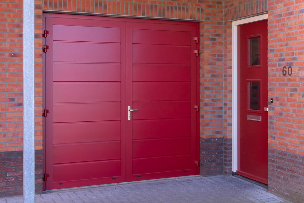Rode garagedeur openslaand