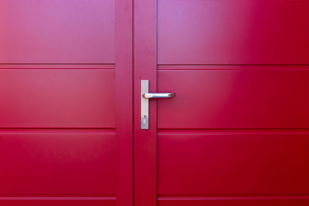 Rode garagedeur openslaand