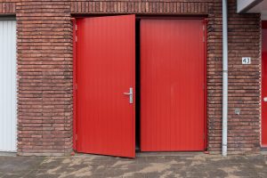 Rode houten openslaande garagedeur