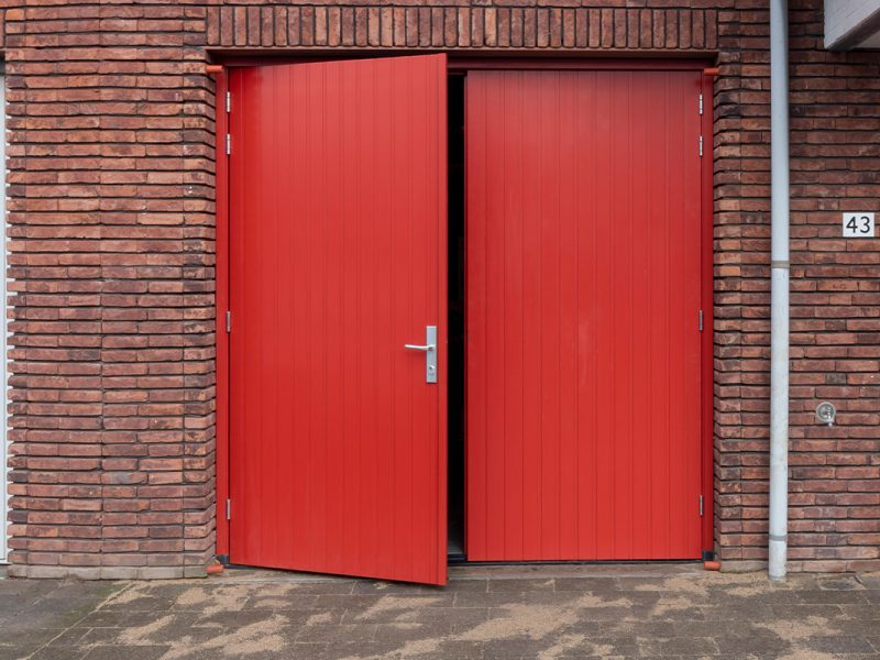 Rode houten openslaande garagedeur