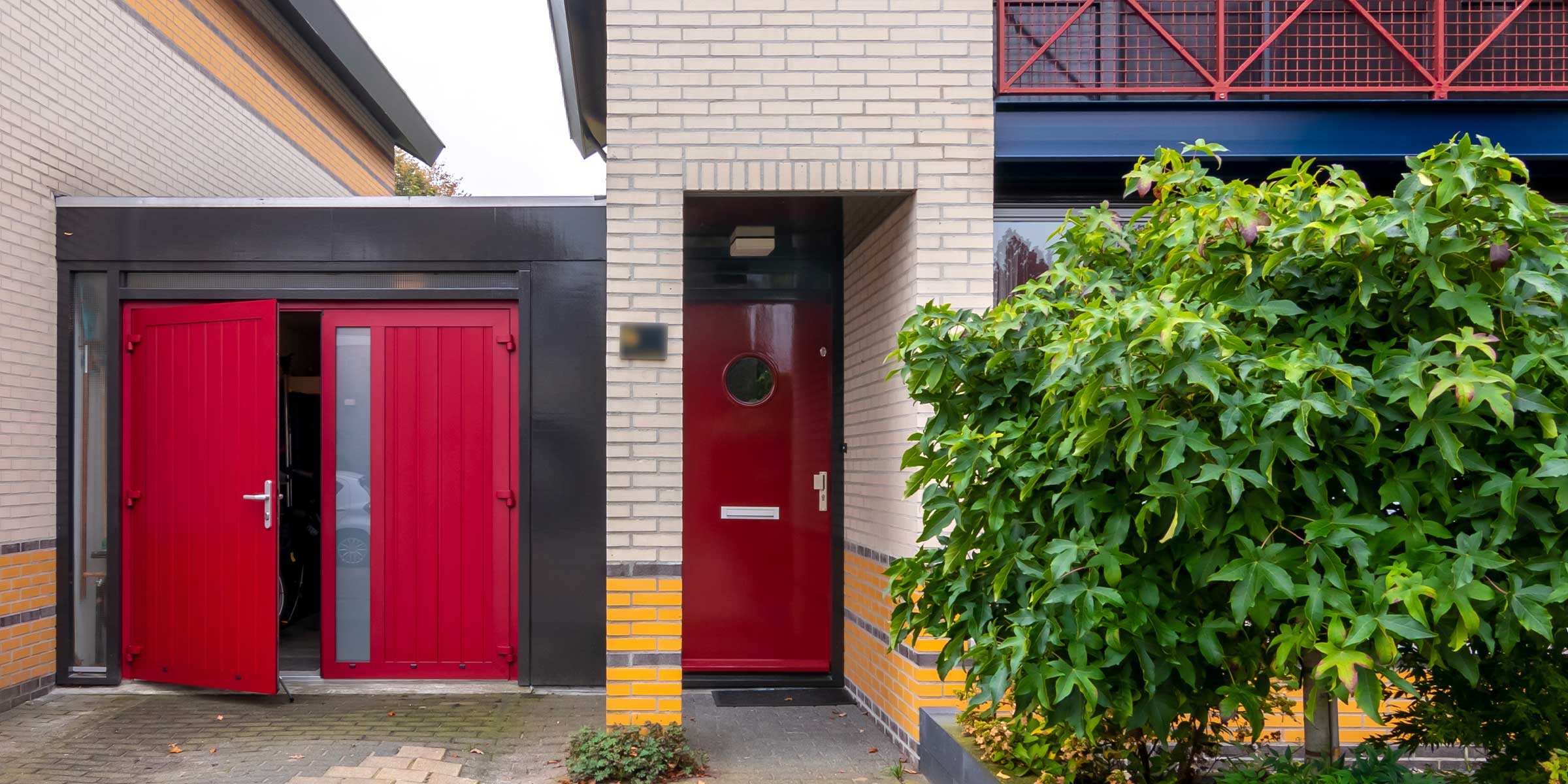 Rode openslaande garagedeur