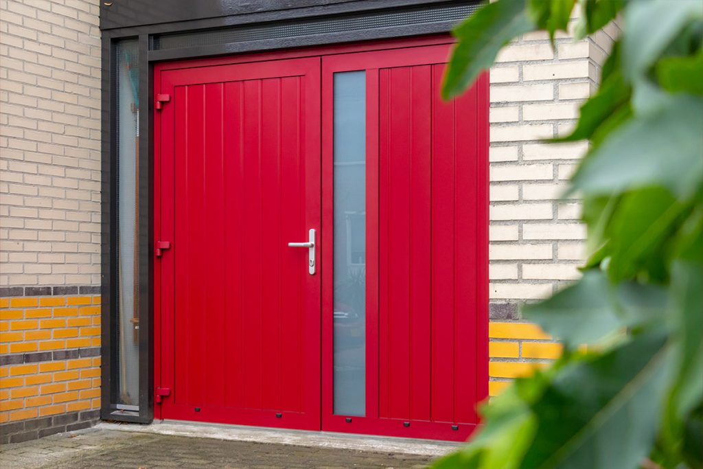 Rode openslaande garagedeur
