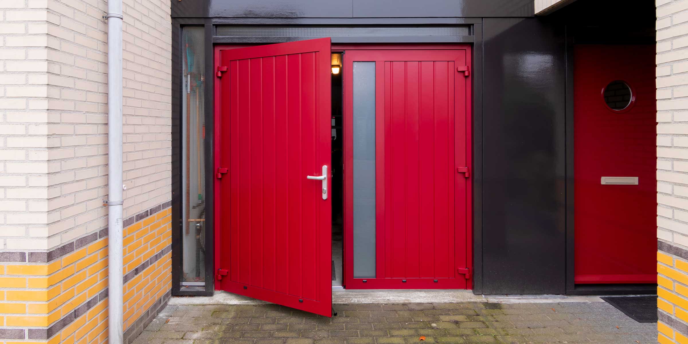 Rode openslaande garagedeur