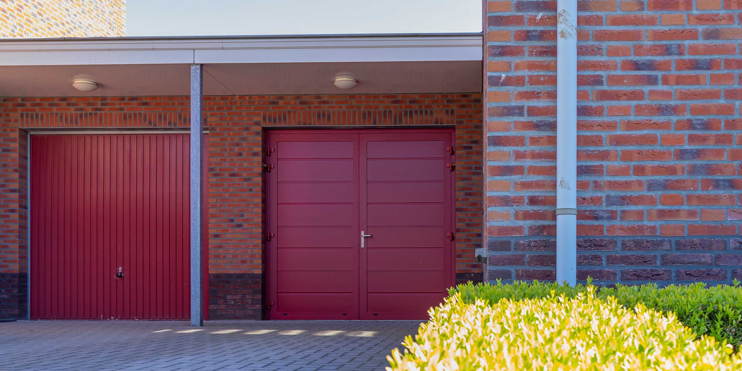 Rode openslaande garagedeuren