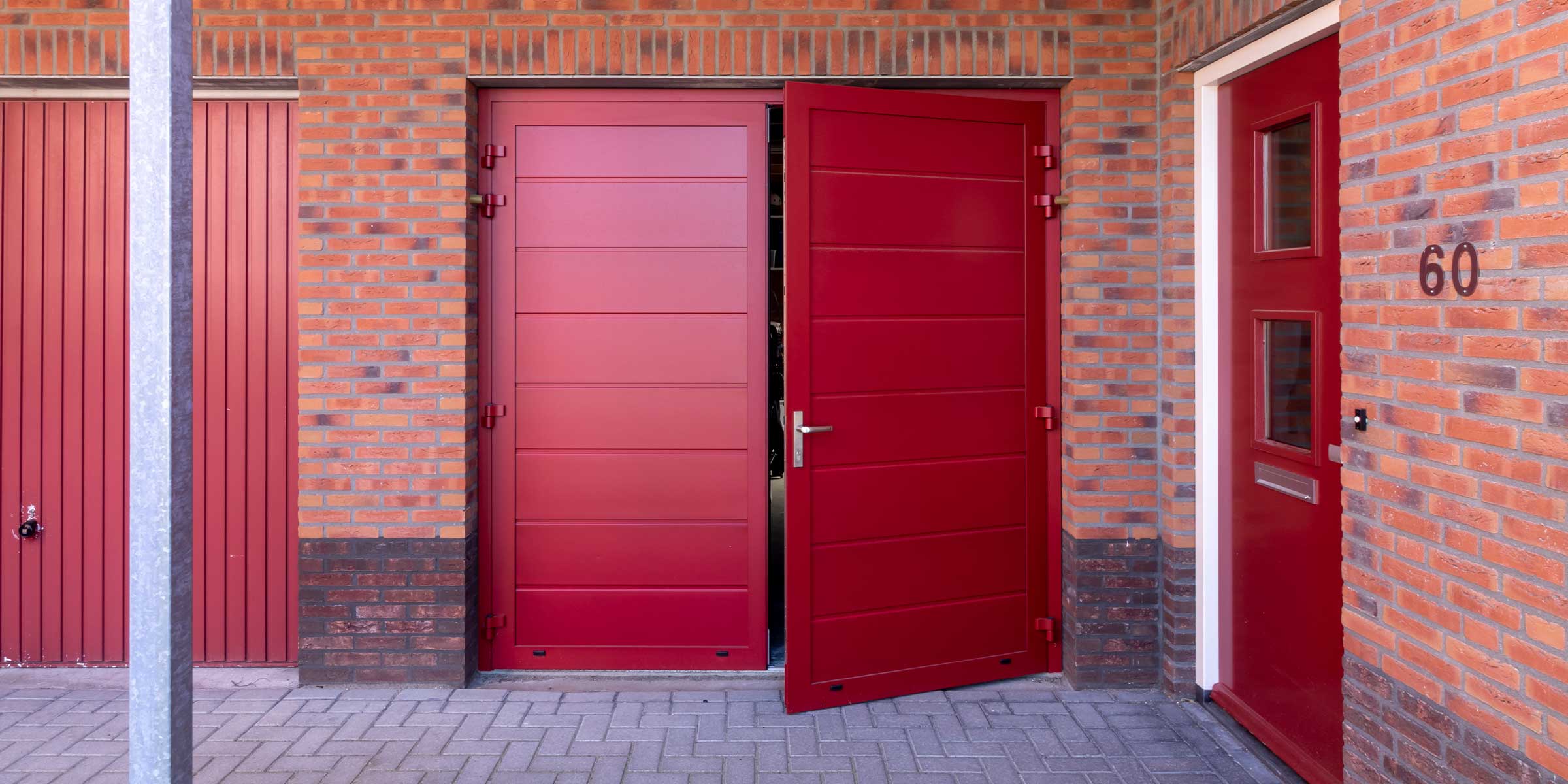 Rode openslaande garagedeuren