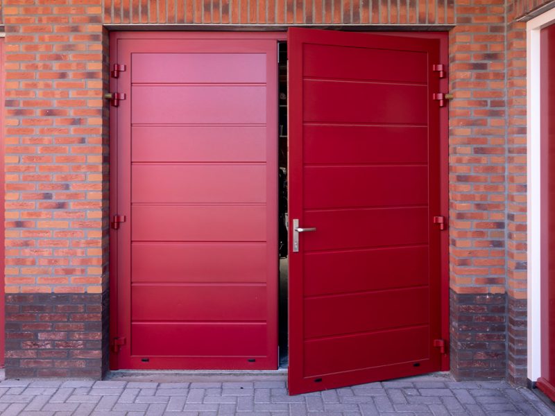 Rode openslaande garagedeuren