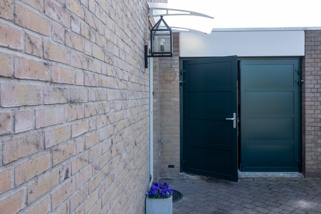 Groene openslaande garagedeuren
