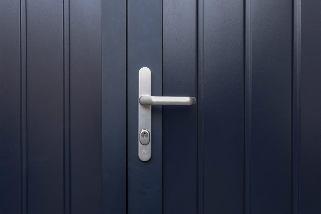 Veilige openslaande garagedeur