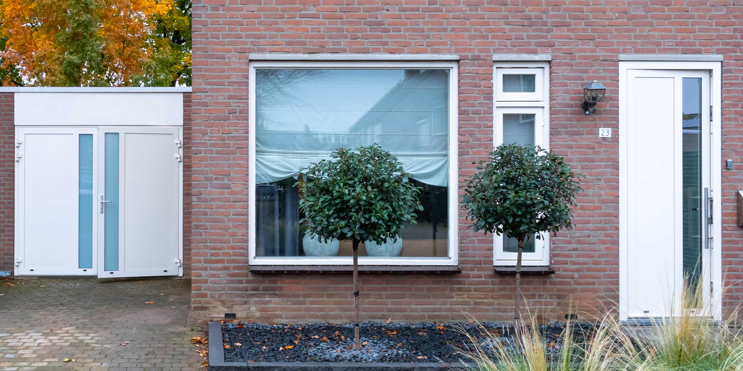 Witte garagedeur met glas