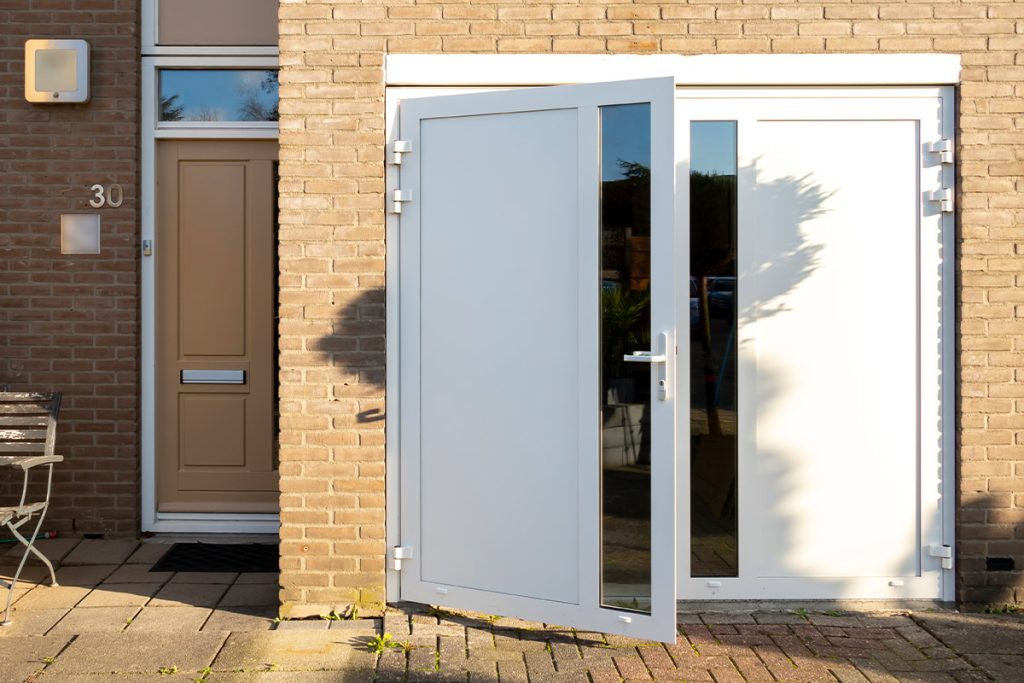 Witte garagedeur met glas