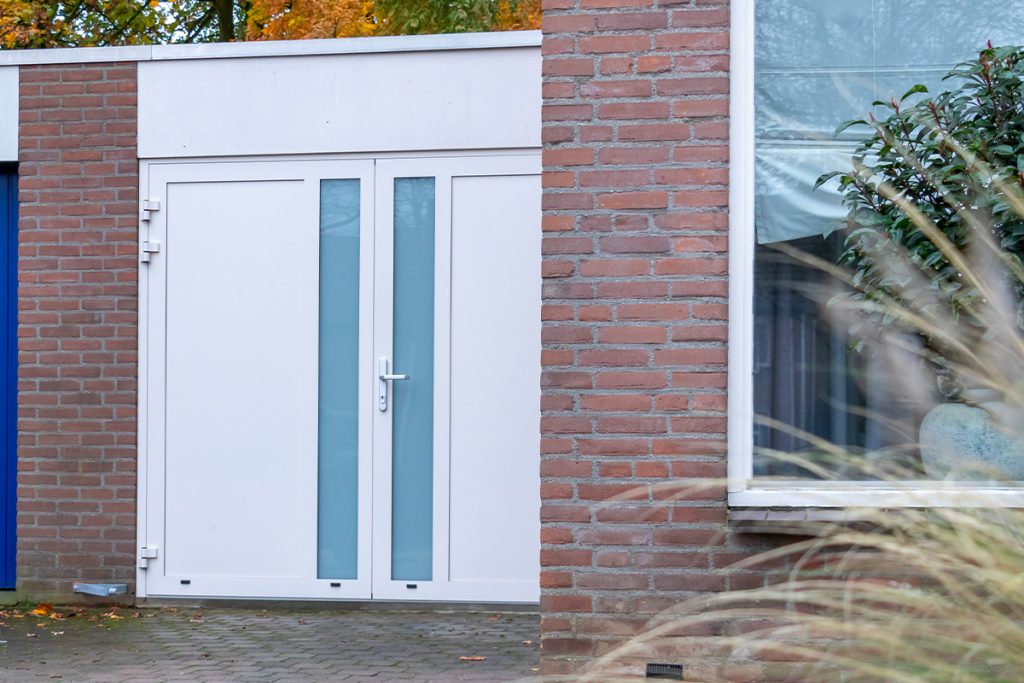 Witte garagedeur met glas