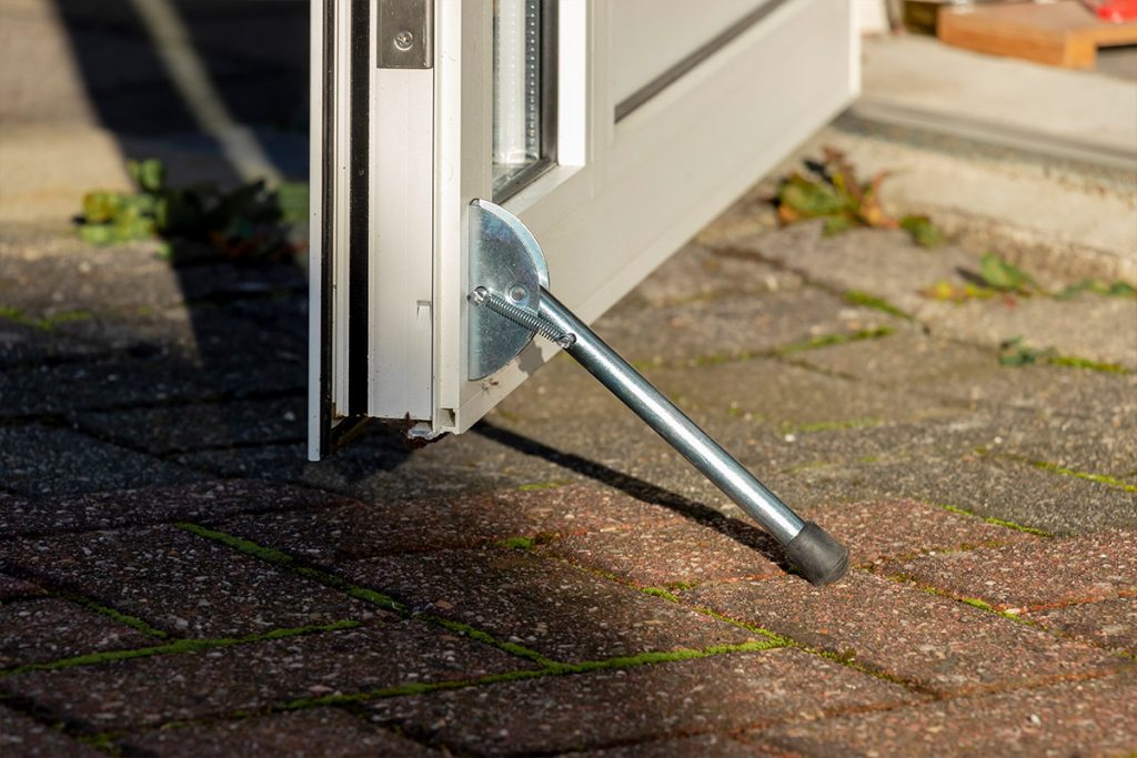 Witte garagedeur met glas