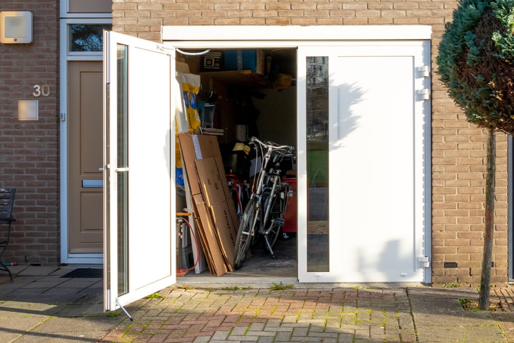 Witte garagedeur met glas