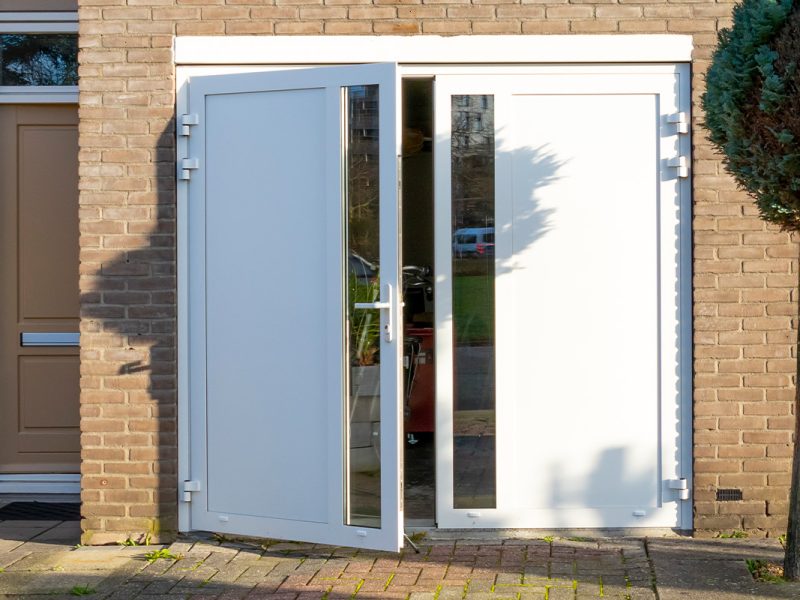 Witte garagedeur met glas