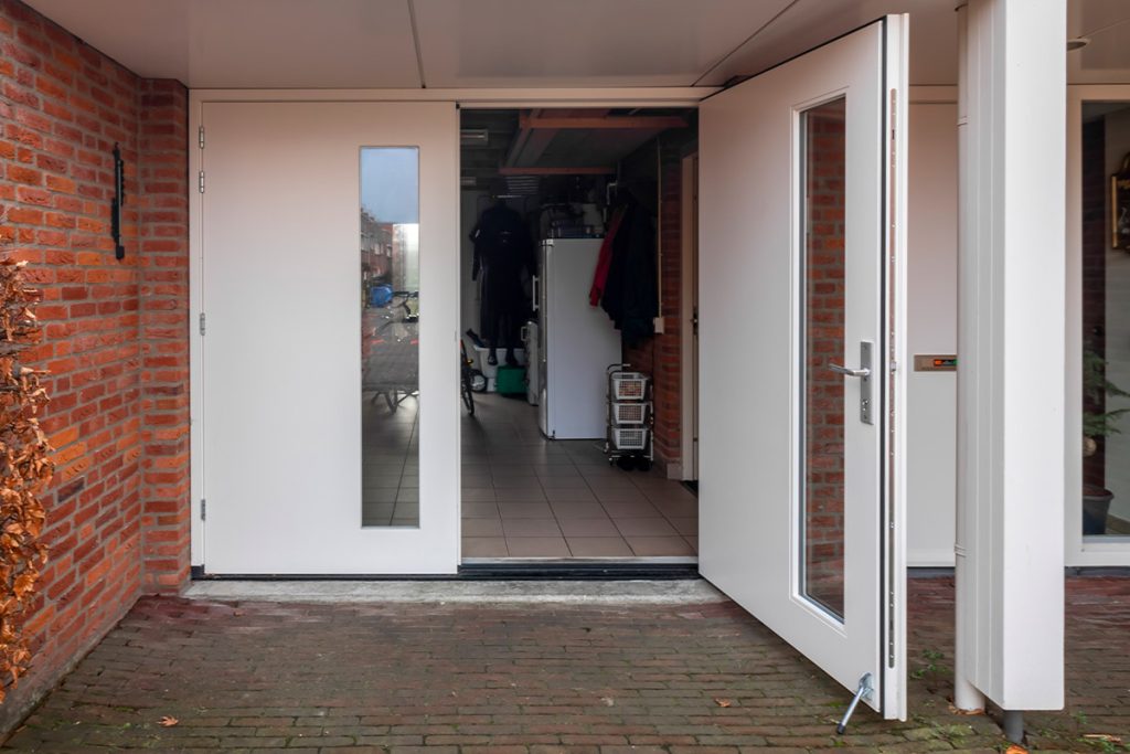 Witte houten openslaande deuren