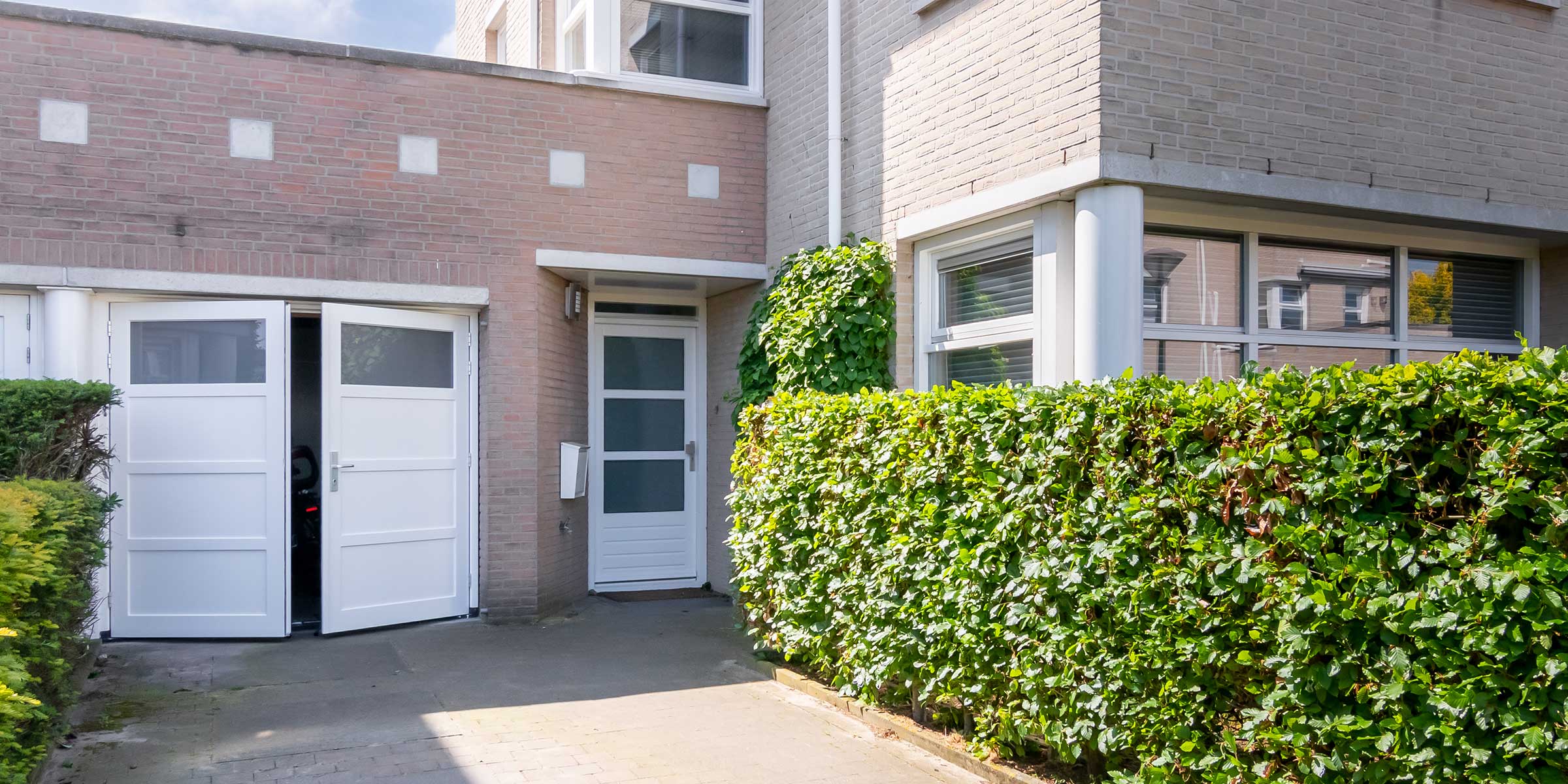 Witte houten openslaande garagedeuren