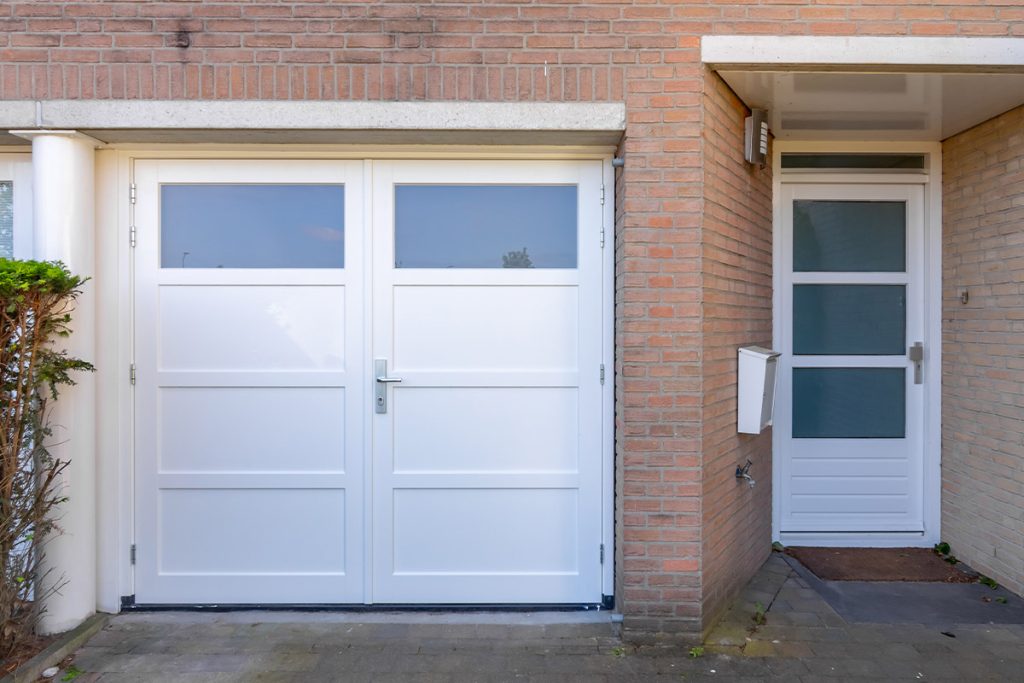 Witte houten openslaande garagedeuren