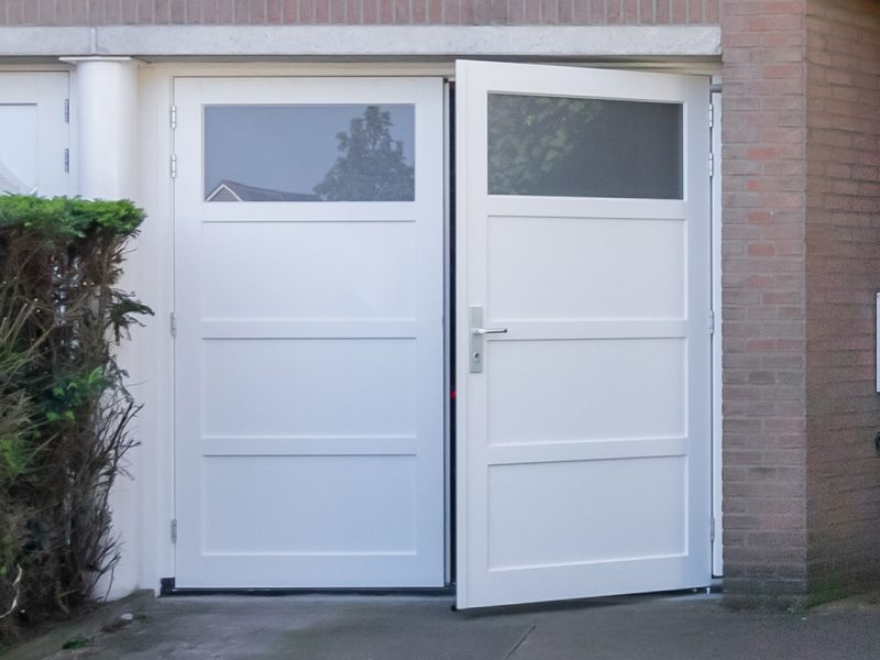Witte houten openslaande garagedeuren
