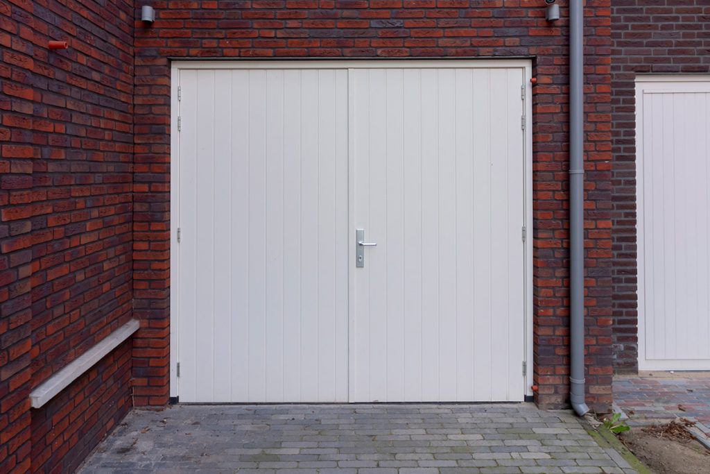 Witte openslaande garagedeur van hout