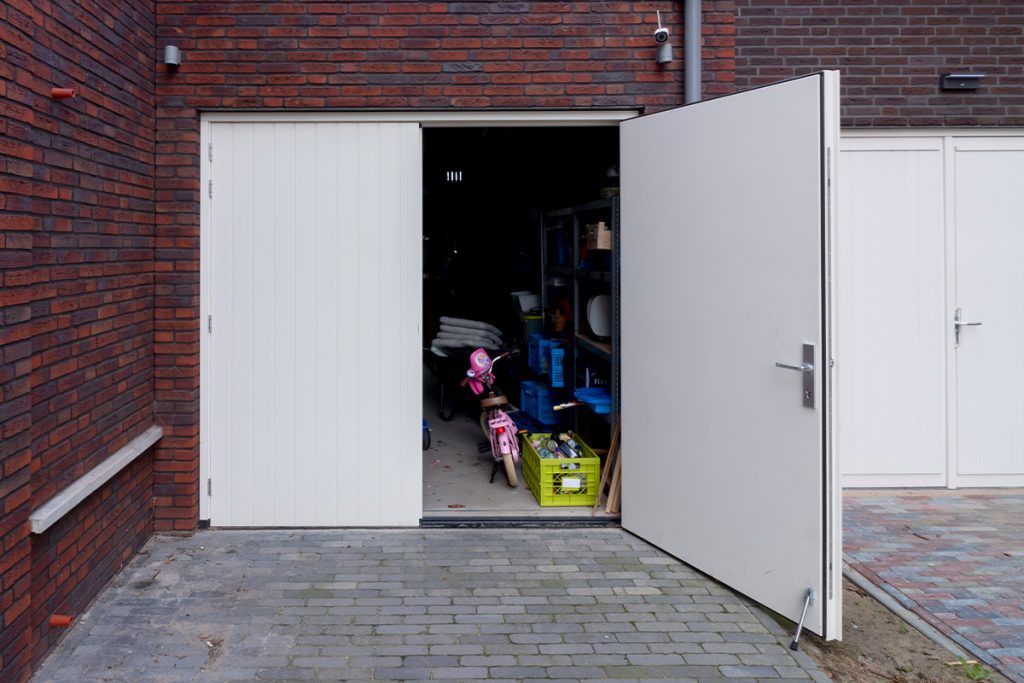 Witte openslaande garagedeur van hout